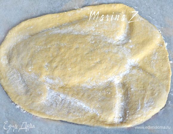  Раскатываем еще один овал из теста и накрываем им заготовку с начинкой. Слегка прижимаем руками по краям, чтобы была видна форма.