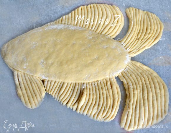 Ножом для теста сделать надрезы вдоль плавников и хвоста.