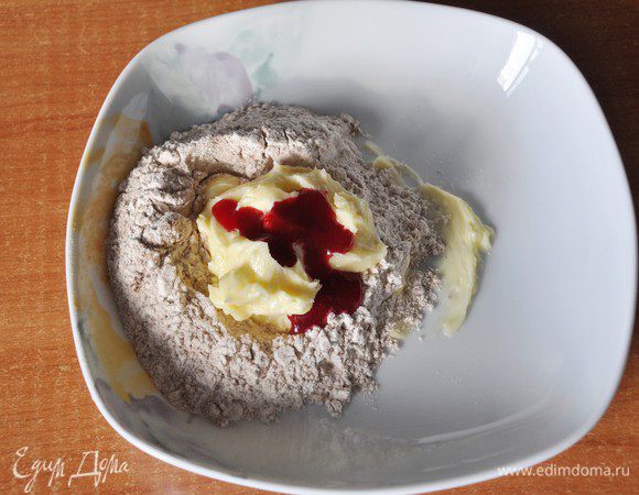 В первую тарелку просеять 60 грамм муки (из общего объема), смешанной с 10 граммами порошка какао. Сделать углубление в центре, положить масляную смесь, добавить столовую  ложку клюквенного сока и, подсыпая муку с краев, вымешать круговым движениями тесто. У нас получилось темно-коричневое тесто. 
Завернув в пленку, убрать эту часть теста в холодильник.
