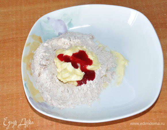 Во вторую тарелку просеять 80 грамм муки, перемешанную с 3 граммами какао-порошка,  и 1 столовой ложкой клюквенного сока. Получаем коричневое тесто. Убрать в холодильник.
