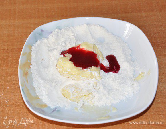 В третью тарелку добавить 85 грамм муки и 1 столовую ложку клюквенного сока. Благодаря тому, что мы одновременно добавили и сок и муку, у нас получилось тесто с таким неоднородным окрашиванием – похожим на цвет фарша. Убрать тесто в холодильник.

