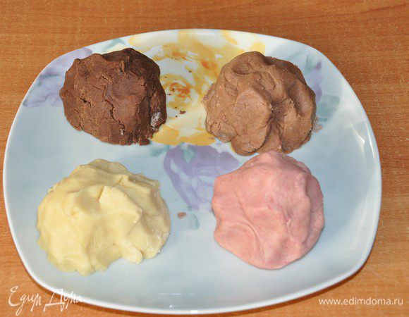 Вынимаем 3 части теста из холодильника. Получилось тесто 4 цветов.
