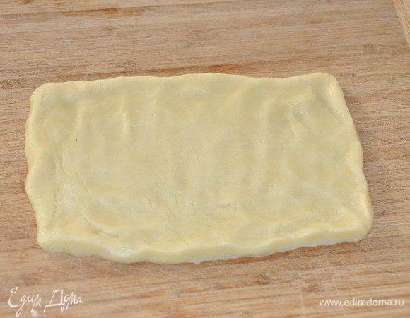 Из ¾ светлого неокрашенного теста раскатываем прямоугольник. 
