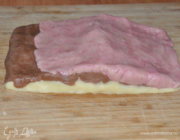 На него в свободной форме выкладываем розовое и коричневое тесто. Особо не стараясь соблюдать систему – это же бекон.
