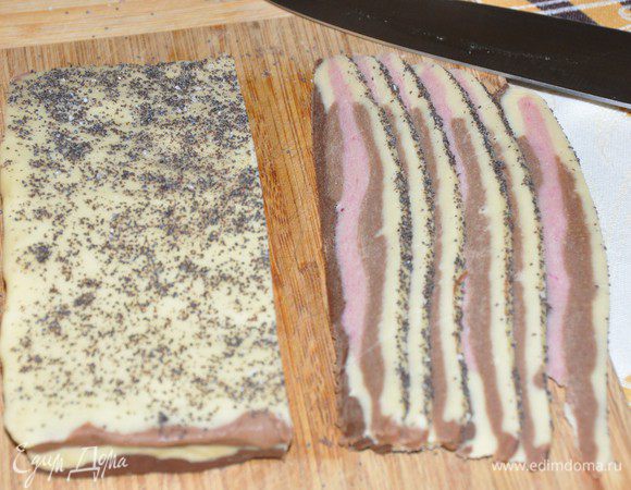 Включить разогреваться духовку до 180 градусов. После охлаждения нарезать тесто на полоски бекона. 
