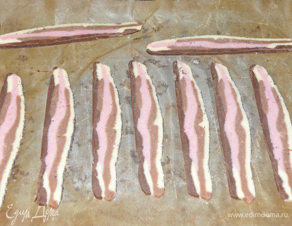 Выпекать 12-15 минут до легкого зарумянивания светлого теста. Полностью охладить печенье на листе, только потом переложить на блюдо, печенье очень хрупкое.
