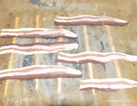 Вторую партию на выпечку я решила сделать волнистой, как поджаренный бекон. Для этого под тефлоновый лист подложила палочки для суши (предварительно замоченные в воде, чтобы не подгорели) и разложила печенье, выпекала на пару минут дольше – для большего зарумянивания.

