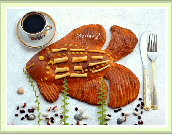 Смазать пирог смесью из желтка, 1 ч.л. воды и щепотки соли.

Сразу ставим в разогретую до 180 гр. духовку и выпекаем.
За несколько минут до готовности пирог вынимаем и украшаем рисовальной пастой и кусочками теста.
Рисовальная паста: 1 желток смешать с 1 ст.л. сахара, добавить 1/4 ст. молока, 1/4 стак. холодной воды и 1 ст.л. крахмала. Перемешать до однородности, поставить на средний огонь и довести до загустения, постоянно помешивая.
- Выпекаем пирог до готовности.
