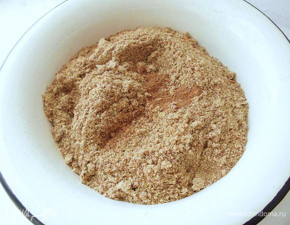 Лен измельчить в кофемолке, затем смешать его с корицей. 