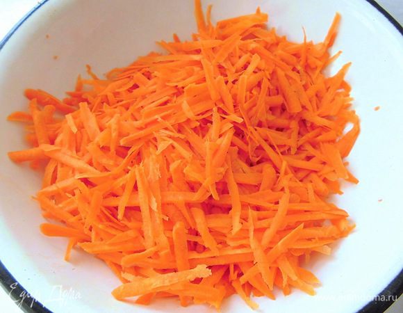 Морковку (среднюю) очистить и натереть на крупной терке. Выжать сок из апельсина. У меня был очень сочный апельсин, но сока получилось чуть меньше, чем полстакана, поэтому я разбавила его водой до нужного объема. Это не страшно, т.к. все равно в тесто нужно будет добавлять воду. Я еще положила цедру 1/2 апельсина.