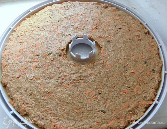 Смешать все ингредиенты в миске, постепенно добавляя воду. Нужно, чтобы масса получилась средней плотности. Лен очень хорошо впитывает воду, поэтому не бойтесь подливать ее. Готовое тесто размазать на листе дегидратора, предварительно выстеленного бумагой для выпечки. Сушить около 4 часов при температуре 40 градусов на одной стороне, затем перевернуть и досушить до готовности. Также можно сушить в духовке на самой маленькой температуре и с приоткрытой дверцей. Готовые хлебцы нарезать и подавать.