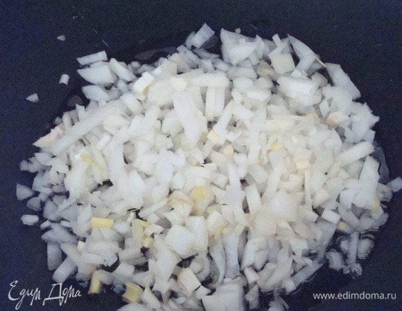 Лук мелко измельчить и обжарить на растительном масле до золотистого цвета.
