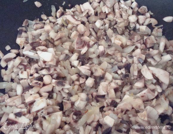 Мелко нарезать грибы и добавить к луку, посолить, поперчить. Подержать на огне до готовности грибов, 4-5 минут.