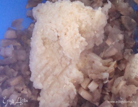 Добавить отварную пшеничную крупу.