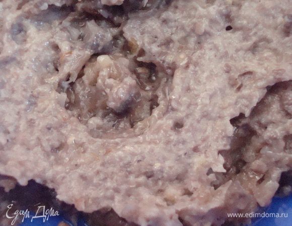 Фарш немного перемолоть блендером, но так чтоб были и кусочки.