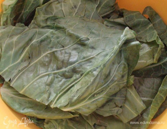 Листья капусты помыть и отправить в микроволновку на 1 минуту, или ошпарить кипятком.
