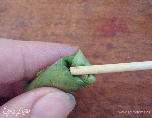 И с помощью деревянной шпажки края завернуть во внутрь, очень аккуратно, так как фарш жидкий и может очень легко "покинуть голубец"
