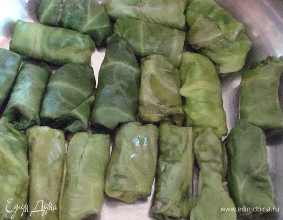 Таким образом завернуть все голубцы. Их получается примерно 40-45 шт. Залить бульоном и варить 10-15 минут. 