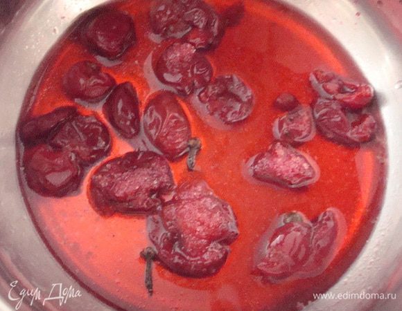 Пока голубцы варятся, готовим соус. Вишню, вино, сахар, специи поставить на огонь и довести до кипения.