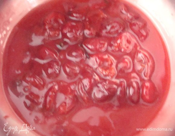 Как закипит, добавить разведенный водой крахмал, перемешать. Готово.