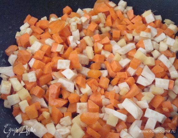 Овощи нарезать и чуть обжарить на оливковом масле, даже не обжарить, а так, слегка потомить.