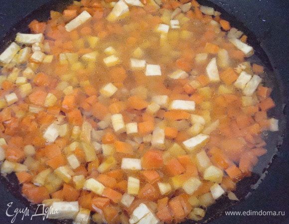 Влить воду и потушить 20-25 минут.