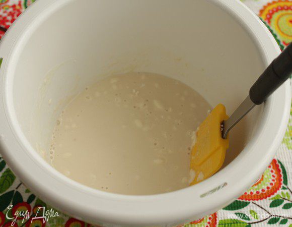 Отмерить нужное количество теплой воды, добавить дрожжи и ложечку сахара, немного муки. Оставить на 5 минут.