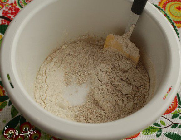 Затем всыпать оба вида муки, соль.