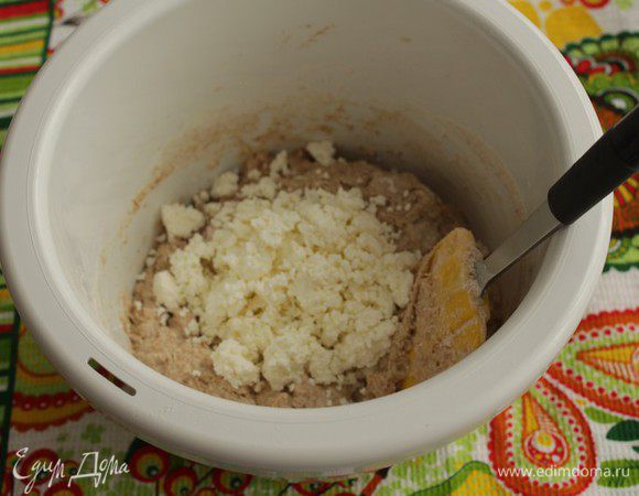 Положить творог.