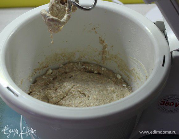 Тесто очень липкое, поэтому лучше его замесить в комбайне, либо в хлебопечи. Цикл работы составит 10-12 минут для первого замеса, 20 минут для отдыха, 8-10 минут для второго замеса.