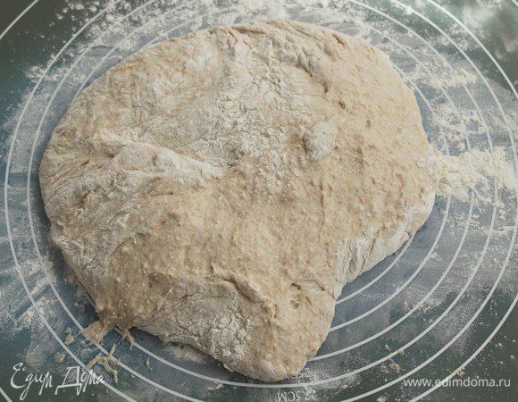 Готовое тесто выложить на рабочий стол, щедро посыпанный мукой.

