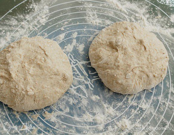 Разделить тесто на 2 части и сформируйте из каждой шар.

