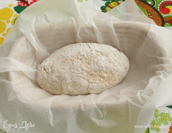 Уложить тесто в глубокие миски, застеленные пергаментом, швом вниз.

