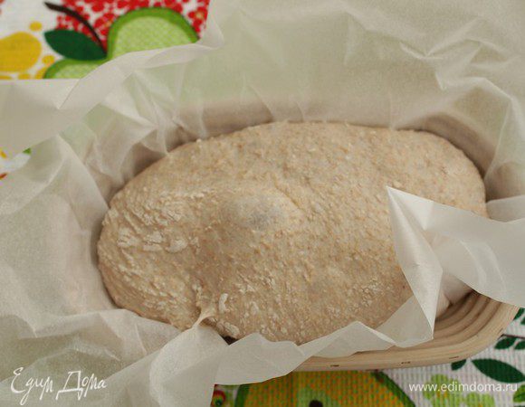 За время расстойки буханки должны вырасти в 2-2,5 раза (на это уйдет около часа в зависимости от температуры в помещении). Обязательно на это время накройте тесто, чтобы оно не заветривалось.

