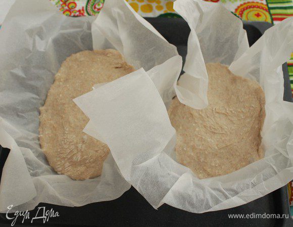 Очень удобно использовать расстойку на пергаменте, потому что, когда тесто вырастет, вы просто перенесете его вместе с ним на противень.