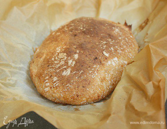 Выпекать хлеб первые 10 минут при температуре 250 градусов, каждые три минуты сбрызгивая его водой. Затем температуру убавить до 200 градусов, и печь еще минут 20 до интенсивного румяного цвета.

