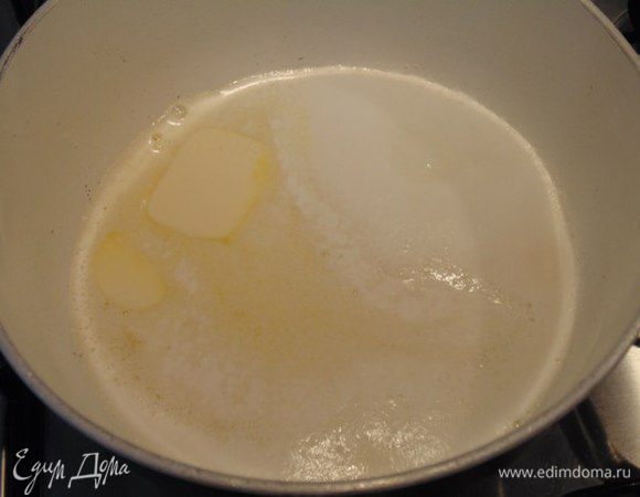 Духовку разогреть до 180°С.
В кастрюле соединить воду, молоко, соль, сахар и сливочное масло. 