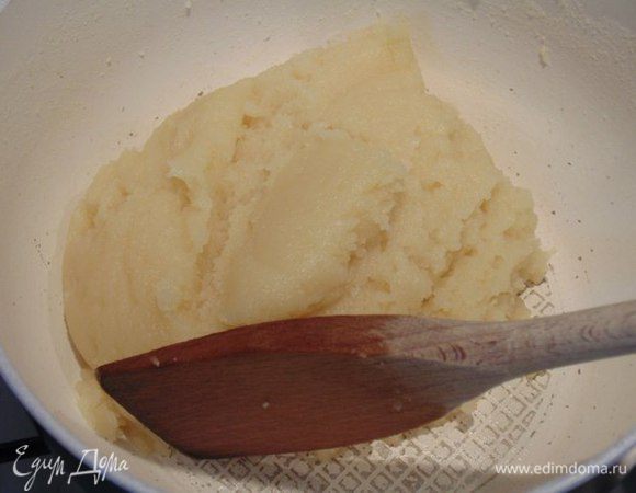 Довести до кипения, всыпать всю муку и быстро размешать деревянной лопаткой, чтобы не было комочков. Постоянно помешивая на небольшом огне, заварить тесто. Тесто должно хорошо отлипать от стенок кастрюли, снять с огня. Тесто немного остудить, добавить яйца комнатной температуры по одному, каждый раз хорошо вымешивая.