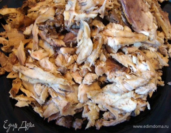 Разварить как следует хребты сазана. Варить примерно 1 час.
Отдельно разварить окуня и все, что еще решили положить.
Обязательно немного все нужно присолить во время варки.
Вынуть рыбу и кости, остудить. Бульон слить в одну кастрюлю, предварительно отцедив.
Отделить мясо сазана от костей.
Окунь, если вкусный, можно тоже разобрать. Но в это время года, мясо у него не очень вкусное, так что я оставила только бульон.