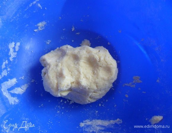 Пересыпать в миску, влить ледяную воду и замесить тесто, это дело 2-х минут.