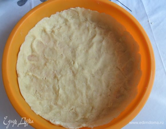 Выложить тесто в форму, сделать бортик, распределяя руками, чтобы была одинаковая толщина и отправить в холодильник (форма диаметр 20 см).