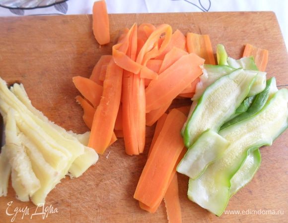 Подготавливаем овощи, морковь я предварительно немного отварила, но если нарезать овощечисткой, то можно и не отваривать. Все овощи нарезать ленточками.