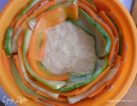 Выкладываем овощи спиралькой.