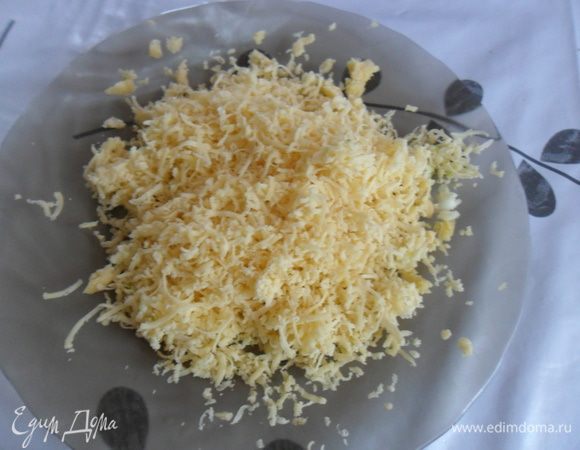 теперь готовим заливку. Сыр натираем на терке, и добавляем пропущенный через пресс чеснок.