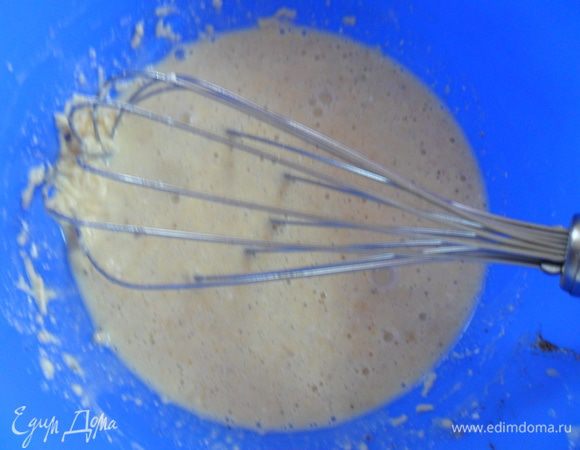 Взбить яйцо со сливками, добавить сыр с чесноком и чайную ложку молотого мускатного ореха, не переживайте что много, он только облагородит вкус пирога.