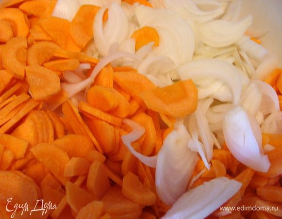 Морковь и лук порезать тонко полукольцами.