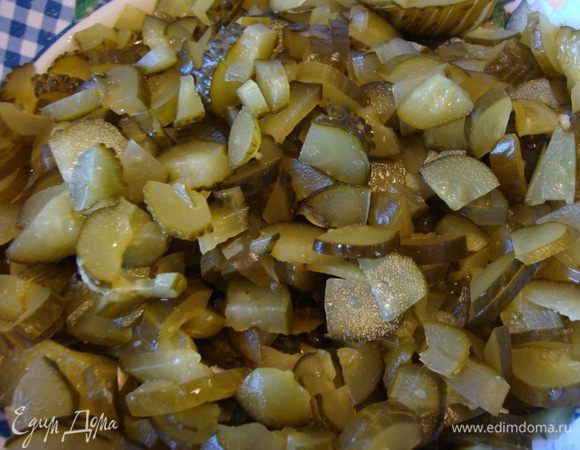 Огурцы я режу на четвертинки и тоже тонко.