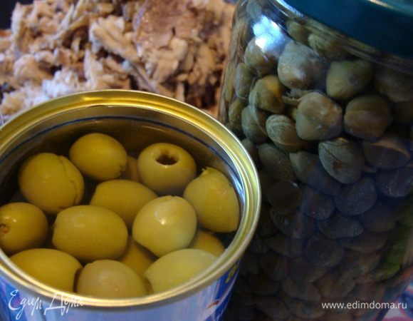 Оливки вместе с соком и несколько ложек каперсов.