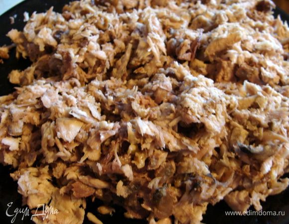 Мясо сазана измельчить руками и добавить в солянку.
Выдавить лимон, можно с мякотью.
Проварить еще пару минут, выключить огонь, закрыть крышку и дать настояться.