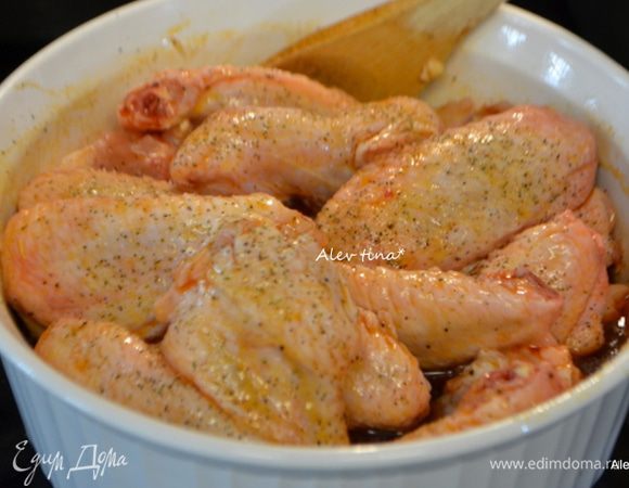 Готовые куриные крылышки сложить в маринад, перемешать и поставить в холодильник на час или на ночь.